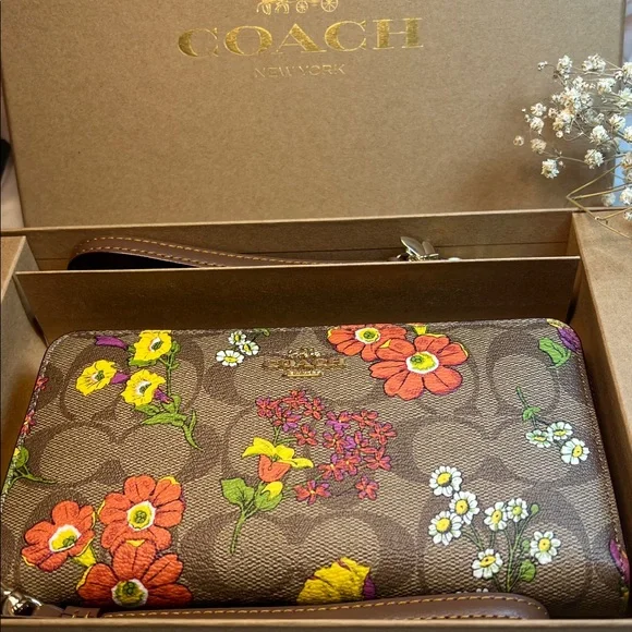 🆕Limited edition Authentic limited edition Coach designer wrestle Floral wallet - Picture 13 of 15